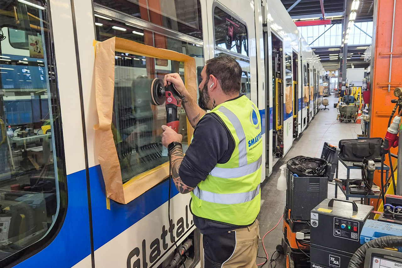 Mitarbeiter von SMARTRESQ sanieren Fenster einer VBZ-Straßenbahn – Smart Repair im öffentlichen Verkehr
